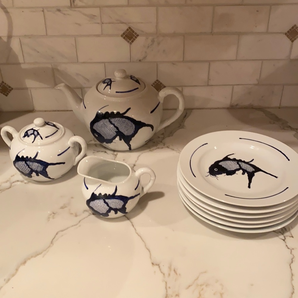 11 PIECE ASIAN TEA SET W BLUE FISH PATTERN Vintage Teapot w sugar/creamer/plates